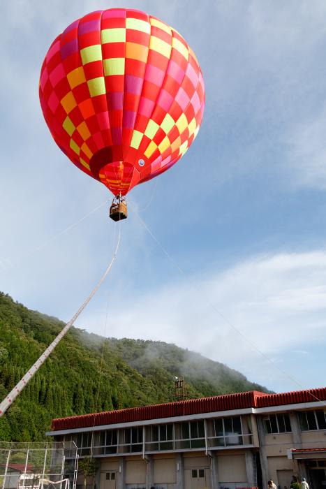 空に飛び上がった気球の写真