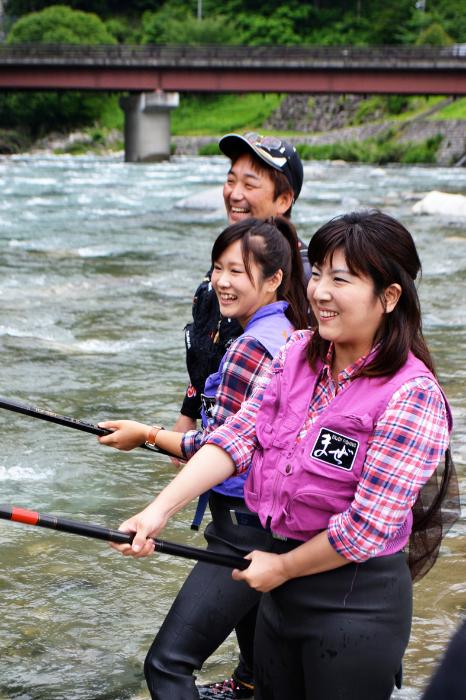 清流馬瀬川で鮎釣りを楽しむイベント参加者の写真