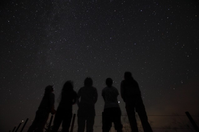 星空を見上げる人たちの写真