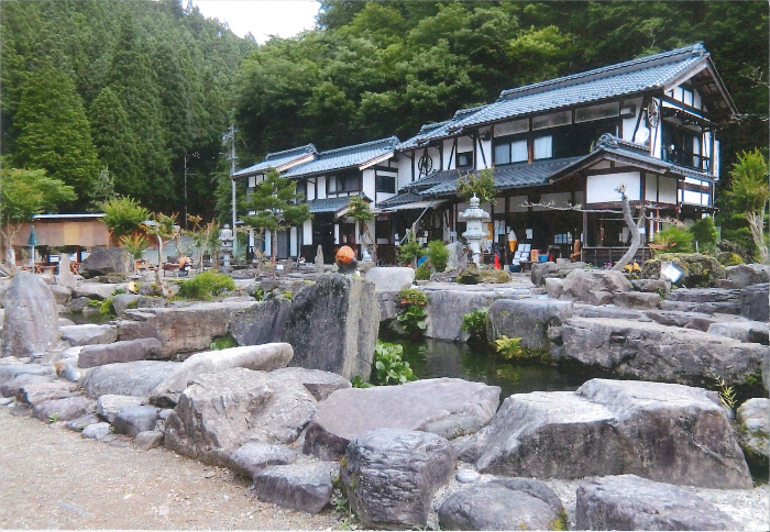 山の中の日本庭園のような家と古風な家の写真